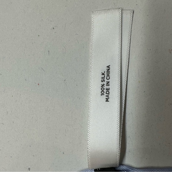 💸Sold💸 Talbots 100% Silk Scarf Crisp Tulip Floral Blue Yellow Striped - Picture 4 of 11